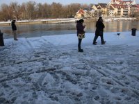 190208_PKW_in_Donau_Regensburg_7